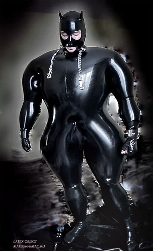 Мужик в черном латексном костюме