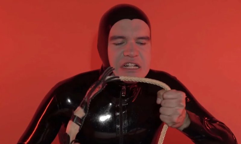 Мужик в латексном костюме