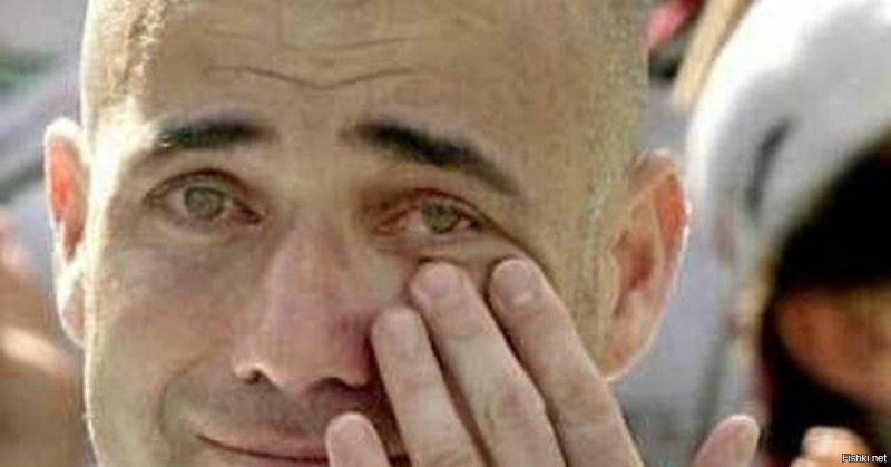 Мужик плачет