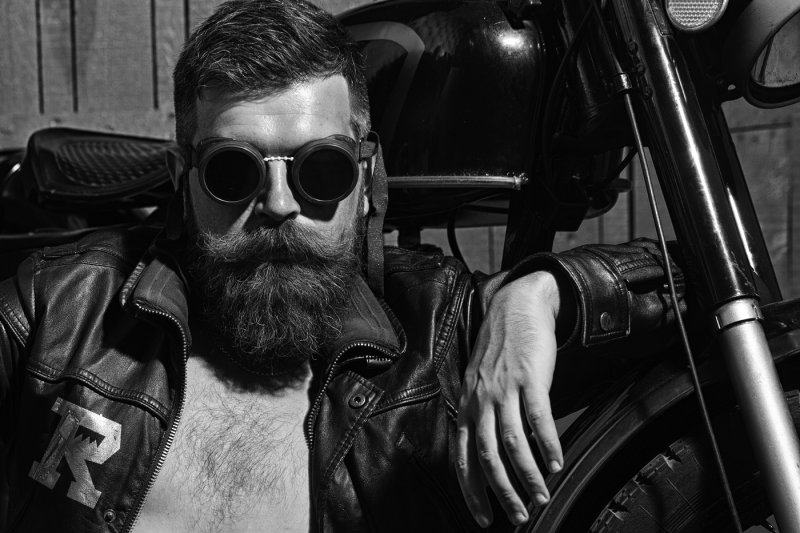 Бородатый мужик в очках