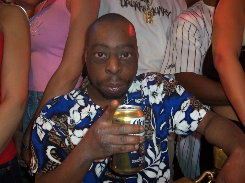 Негр с пивом