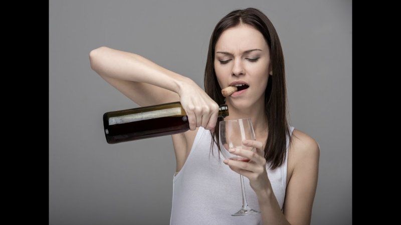 Девушка со штопором