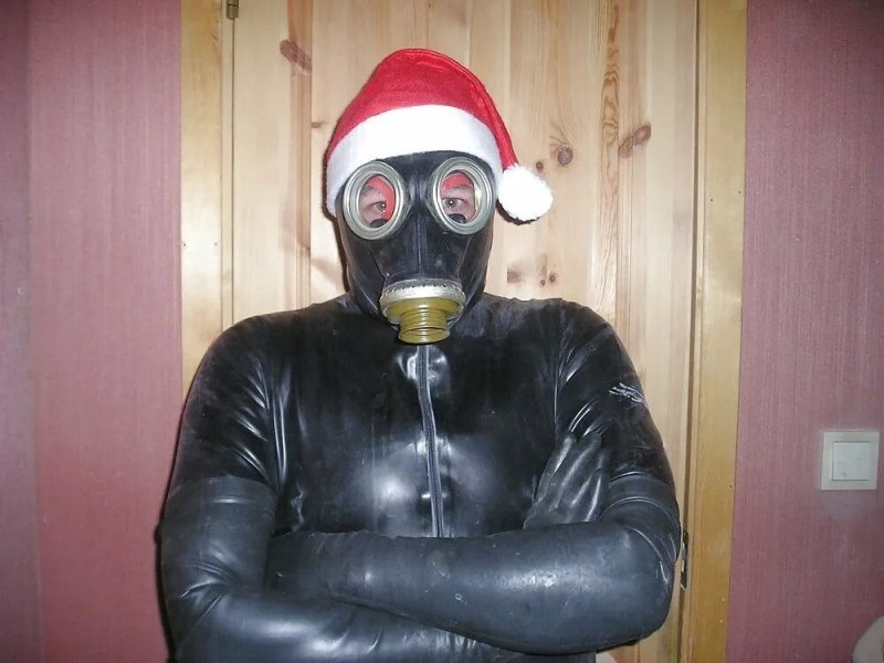 Чел в противогазе и латексе