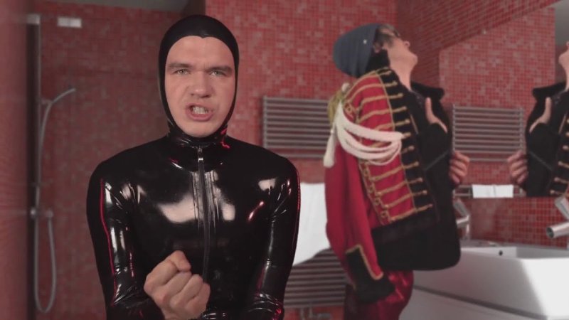 Баженов бэдкомедиан в латексе