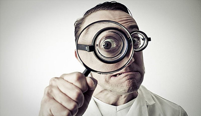 Человек с лупой