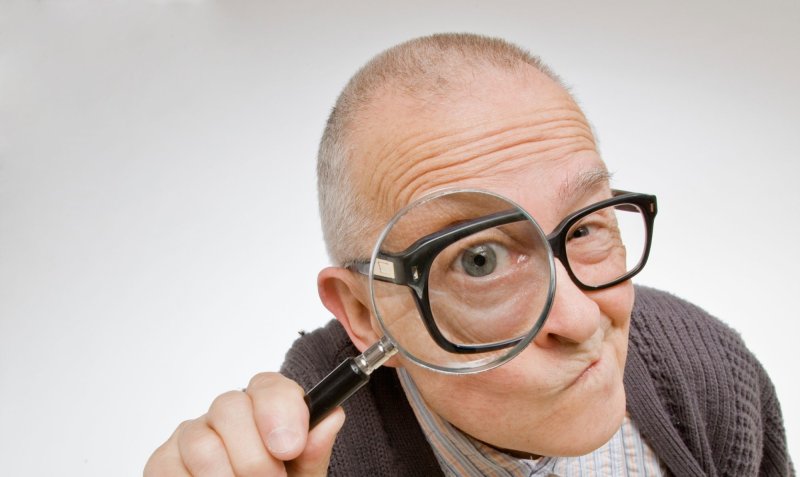 Мужчина с лупой