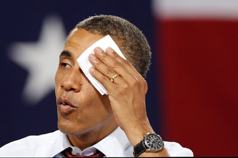 Смахивает пот со лба