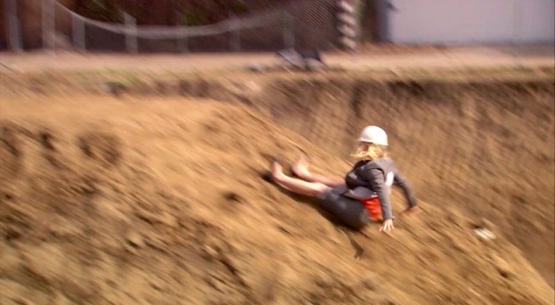 Человек катится с горы