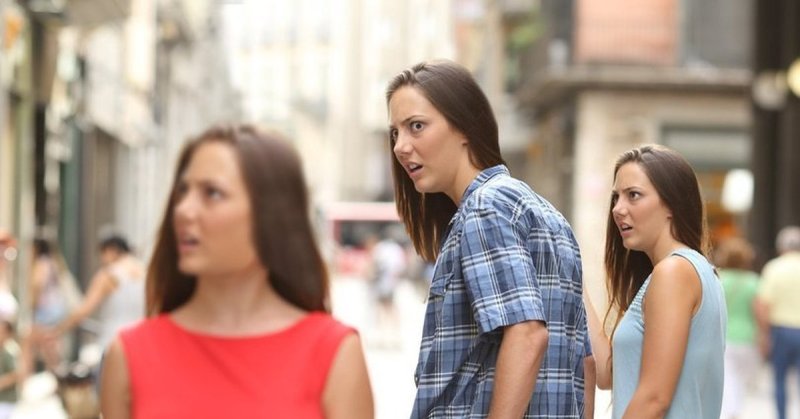 Женщина оборачивается