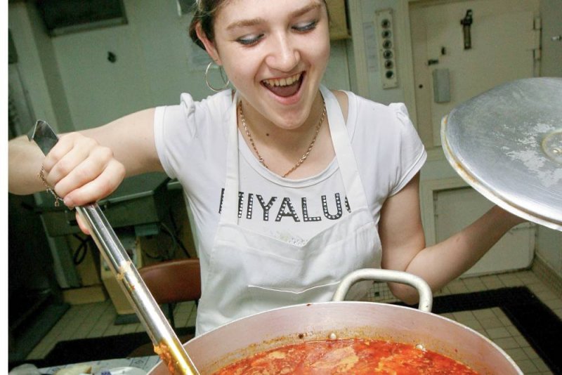 Женщина готовит борщ