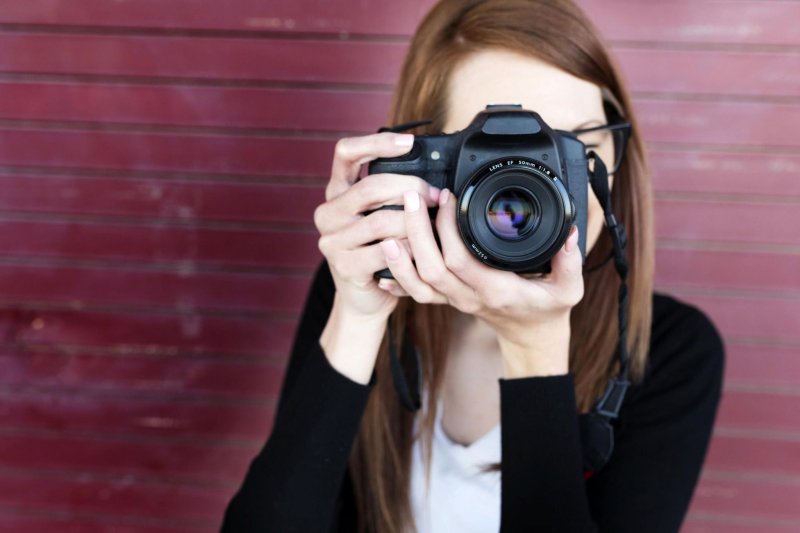 Девушка фотографирует