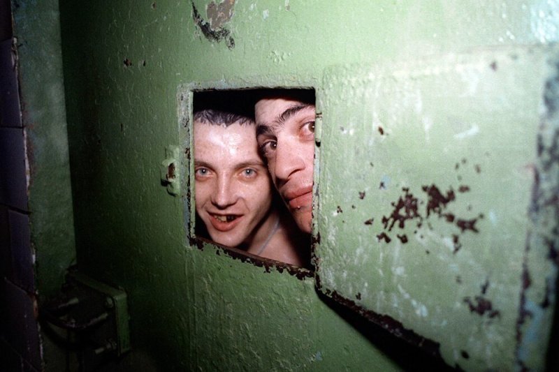 Мужик в тюрьме