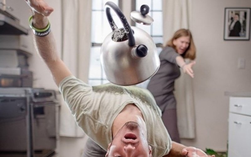 Злая женщина со сковородой