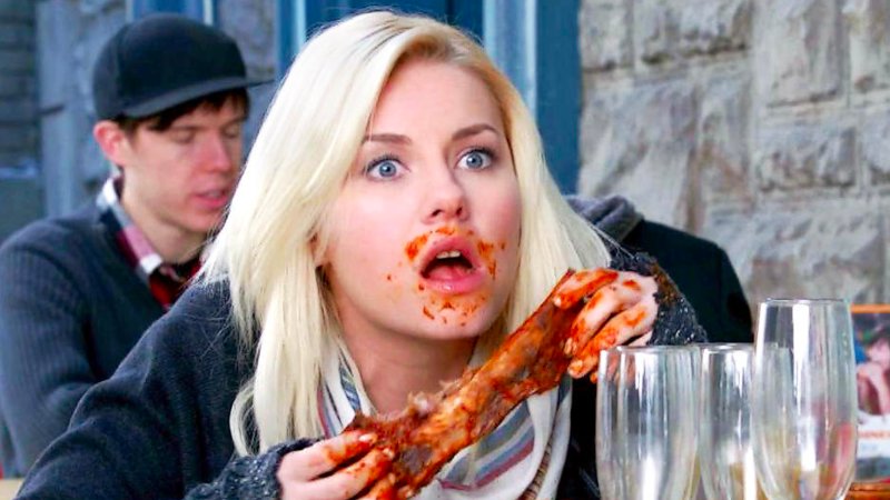 Девушки в ресторане смешные