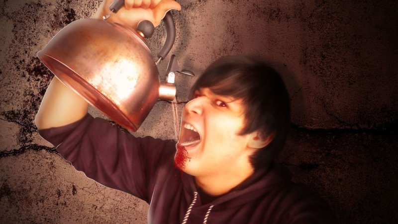 Человек пьет из чайника