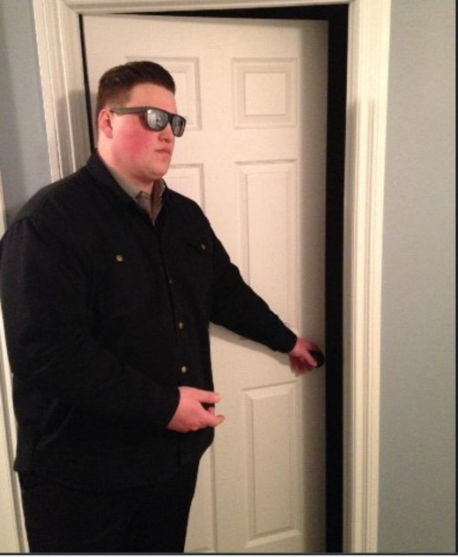 Охранник у двери