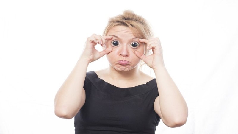 Удивленная женщина