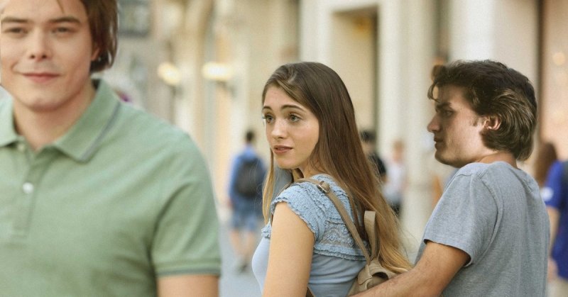 Мужчина оборачивается на девушку