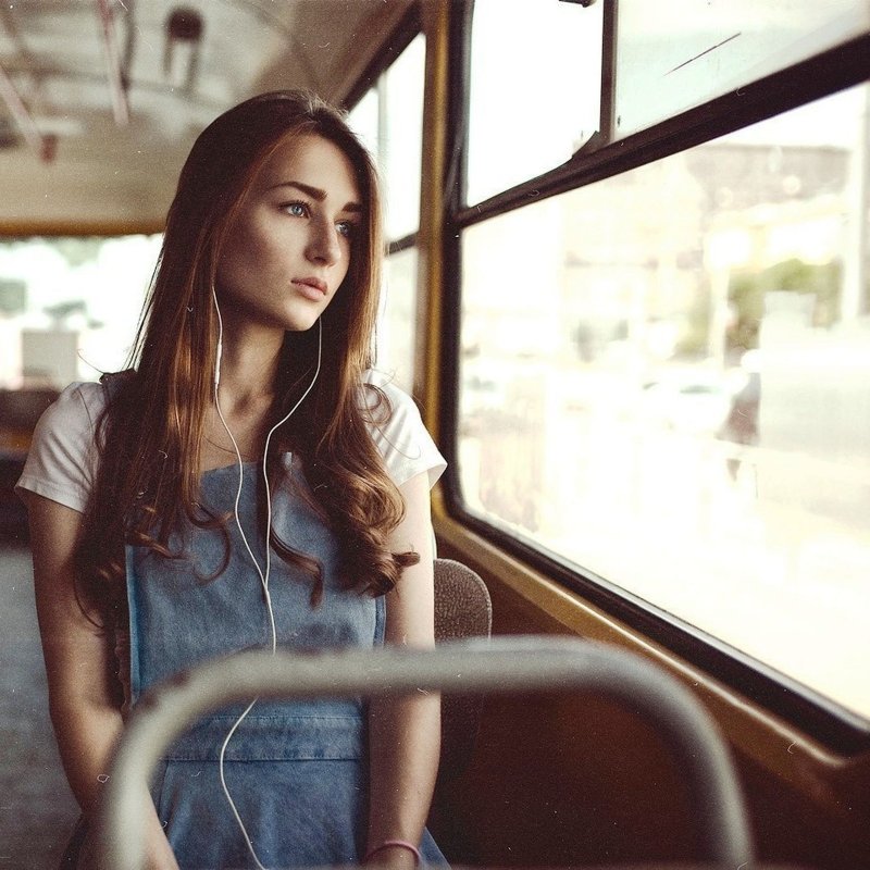 Мем девушка у окна