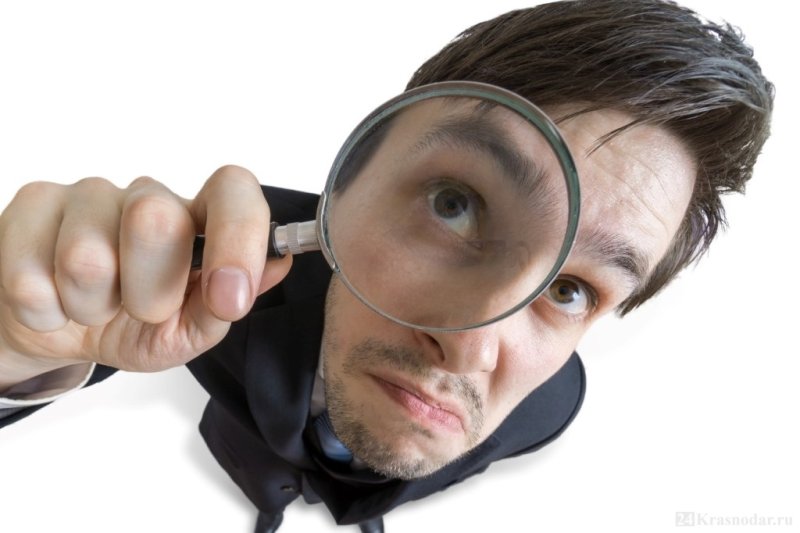 Человек с увеличительным стеклом