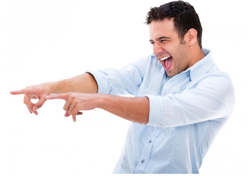 Мужчина указывает рукой