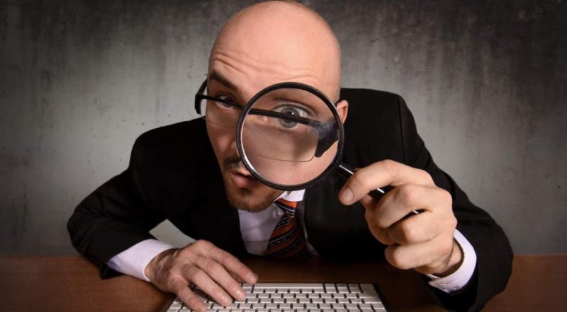 Человек с лупой