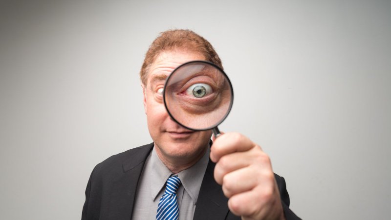 Глаз в лупе