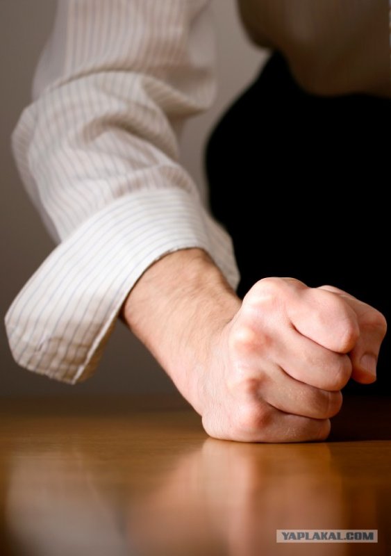 Кулаком по столу