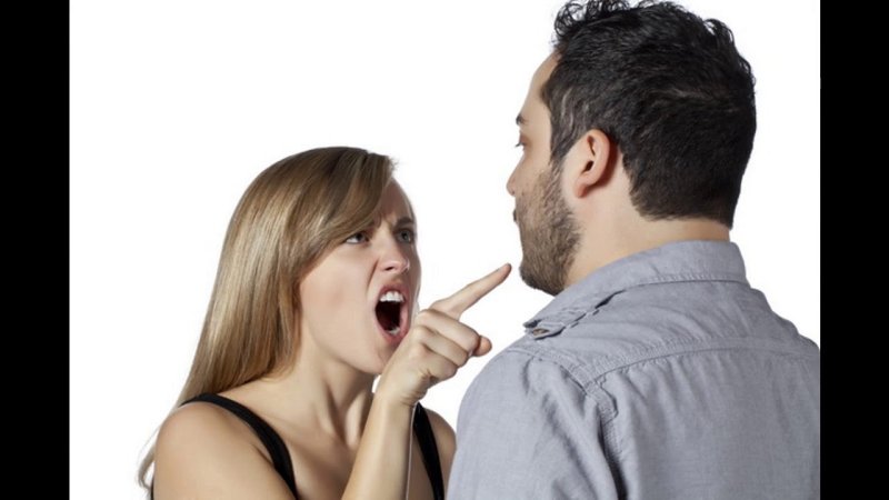 Мужчина кривит на женщину
