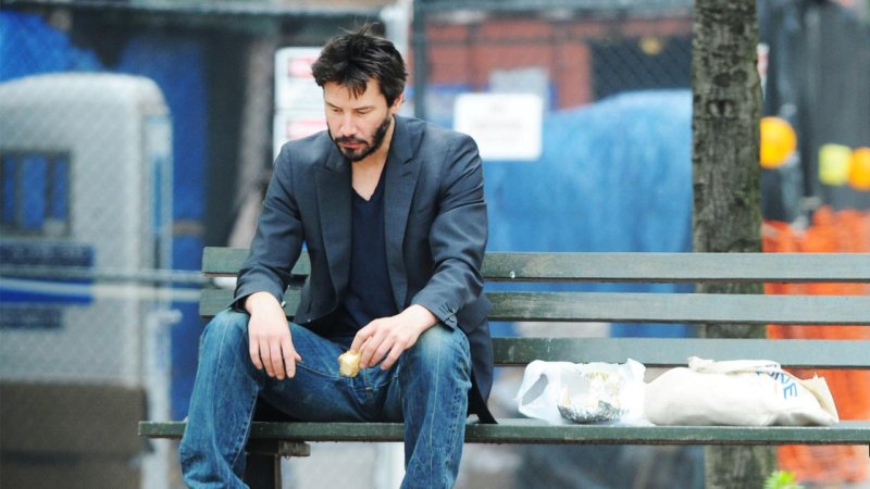 Киану Ривз на лавочке