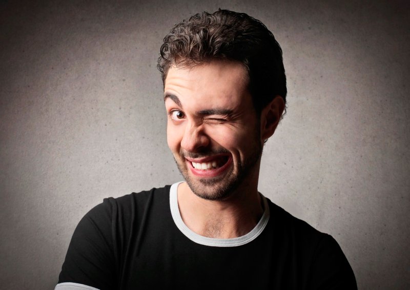 Человек подмигивает фото