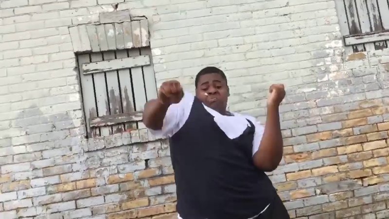 Жирный негр танцует