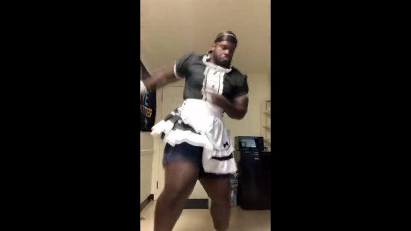 Афроамериканец в костюме горничной