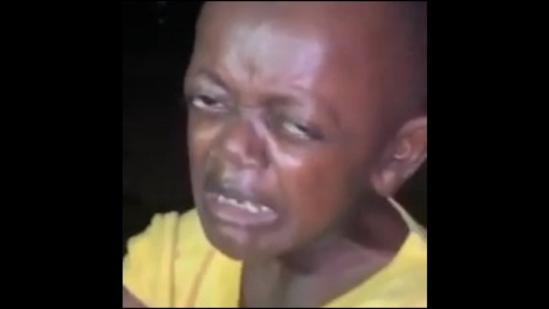 Негр улыбается