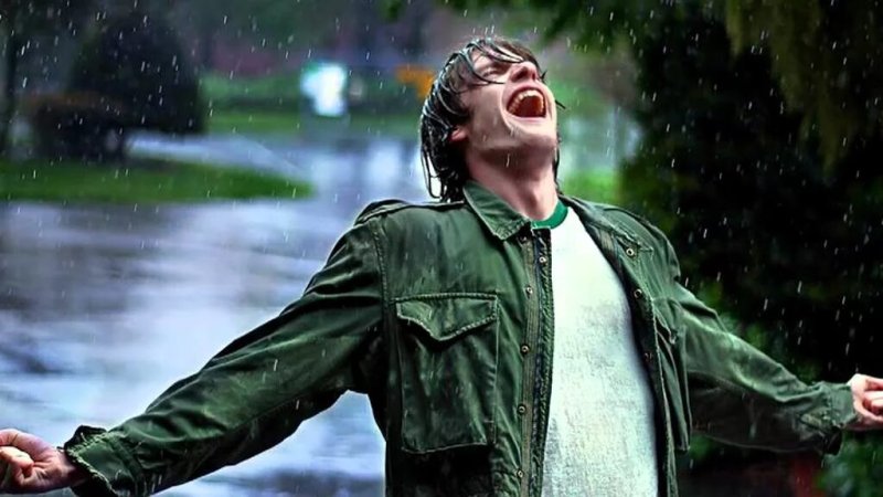 Человек радуется дождю