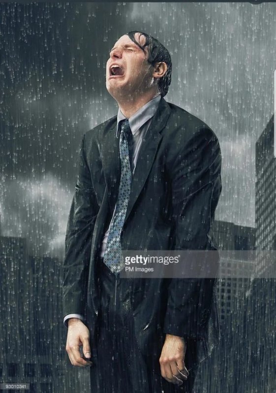 Парень плачет под дождем