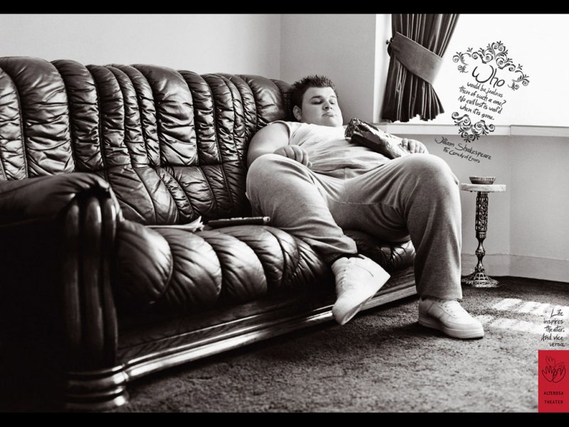 Человек лежит на диване