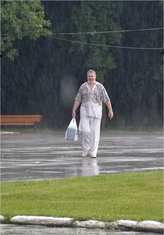 Человек под дождем