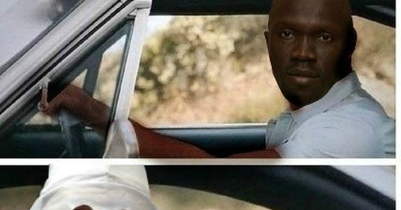 Негр едет в машине