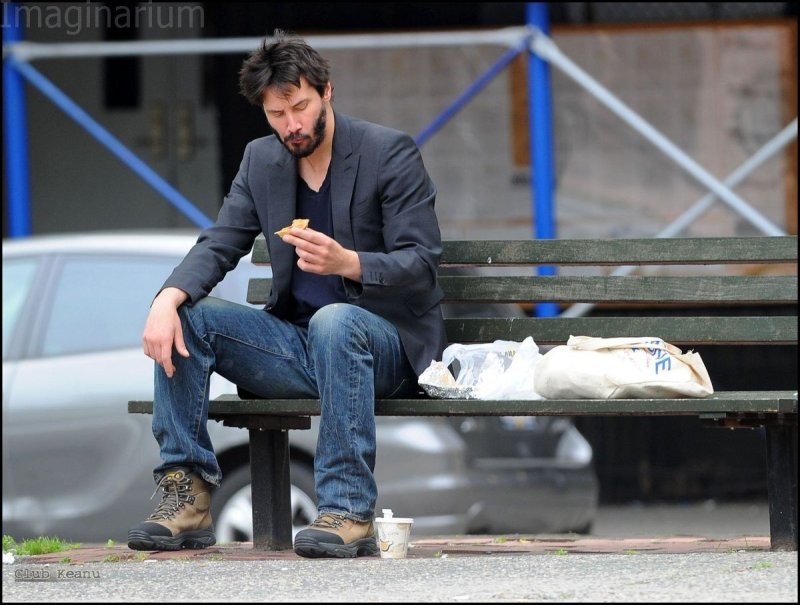 Киану Ривз на лавке