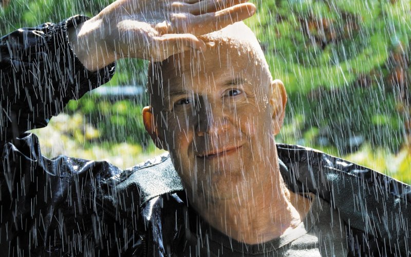 Промокший человек под дождем