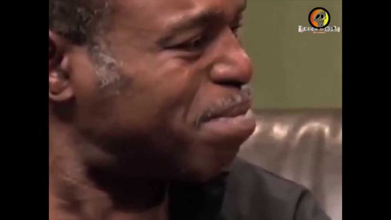 Мужик плачет