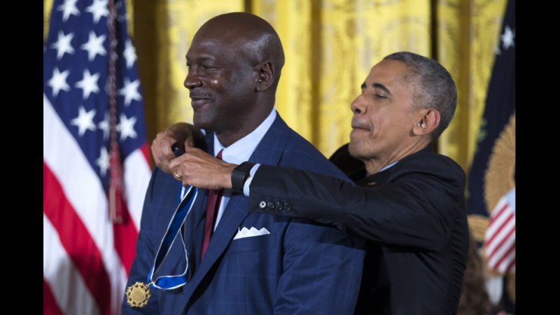 Барак Обама награждает Барака Обаму
