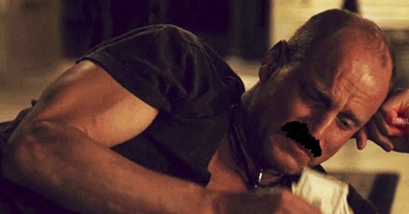 Вуди Харрельсон вытирает слезы деньгами