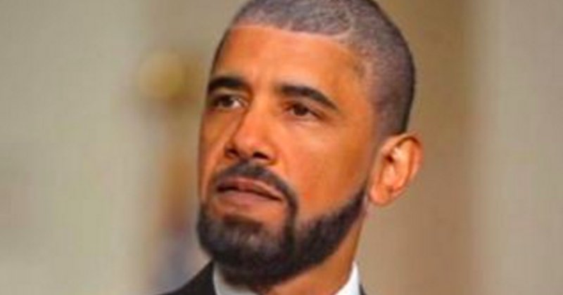 Барак Обама награждает Барака Обаму