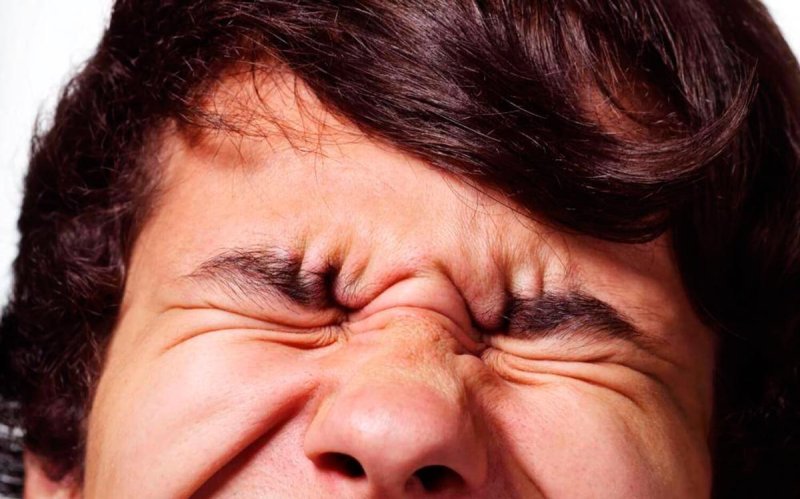 Парень зажмурил глаза