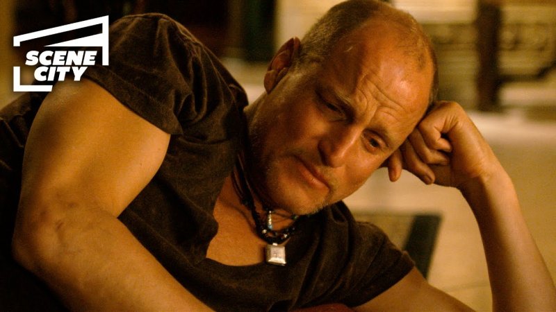 Вуди Харрельсон вытирает слезы