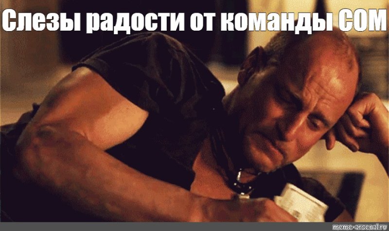 Мужик вытирает слезы деньгами