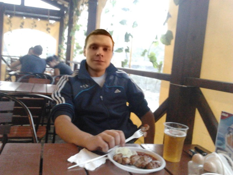 Сидим с другом в летней кафешке Мем