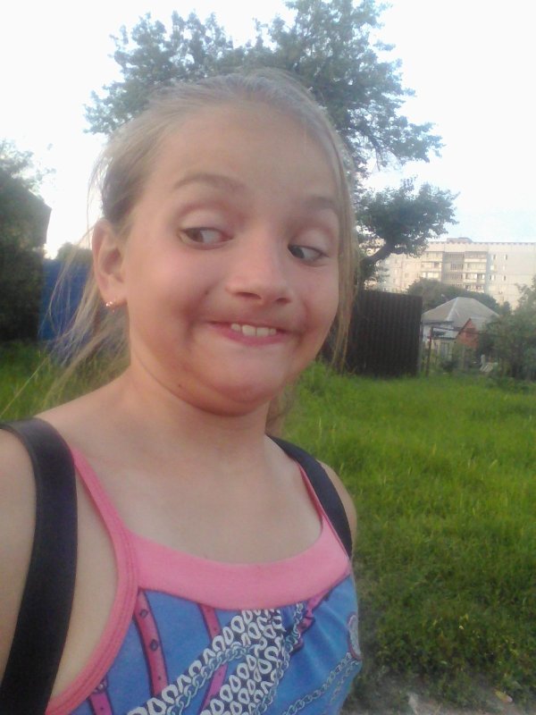 Мем девочка с зубами